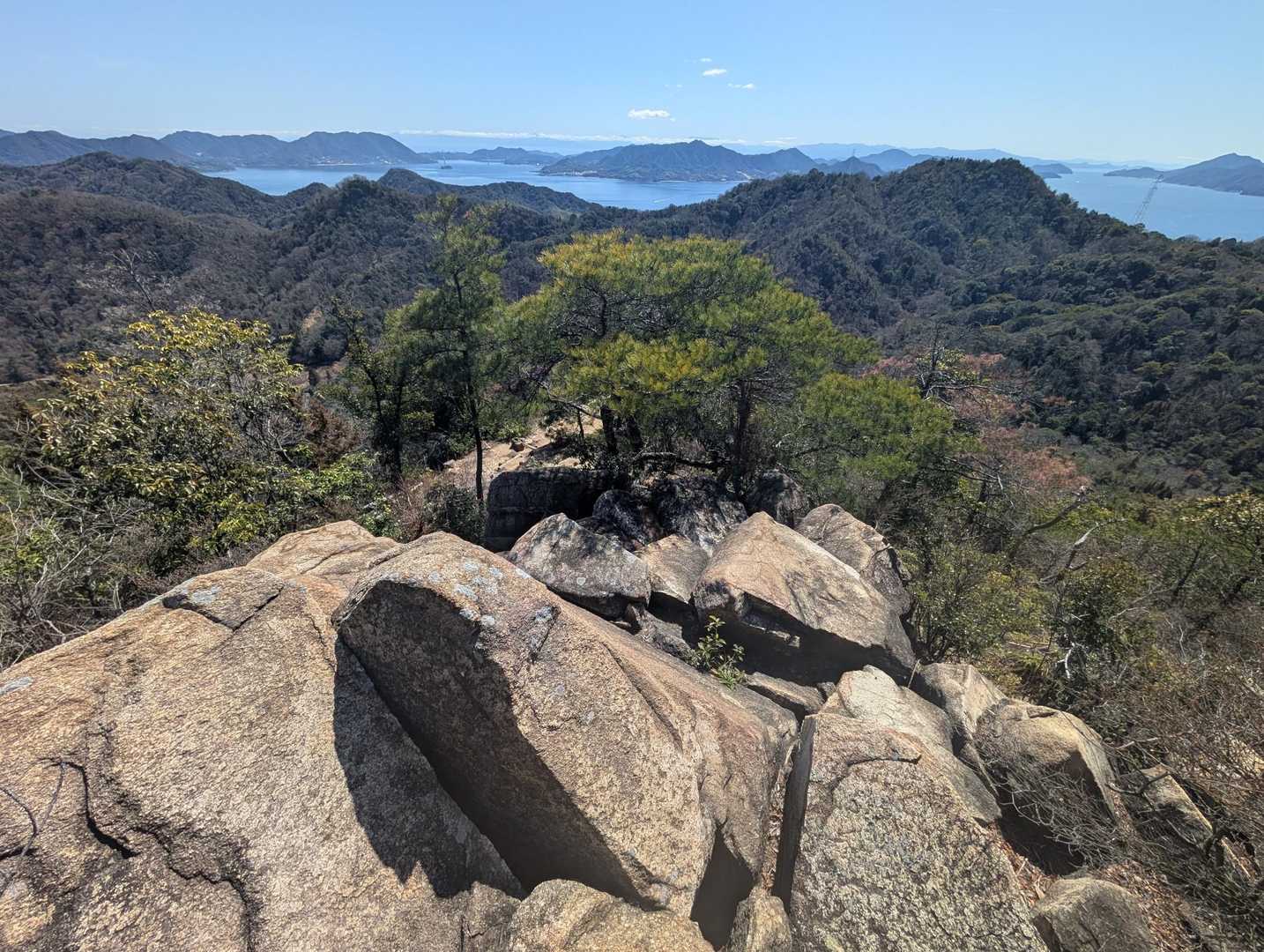 白滝山も花崗岩がゴロゴロしていて、海の景観とベストマッチ🥰