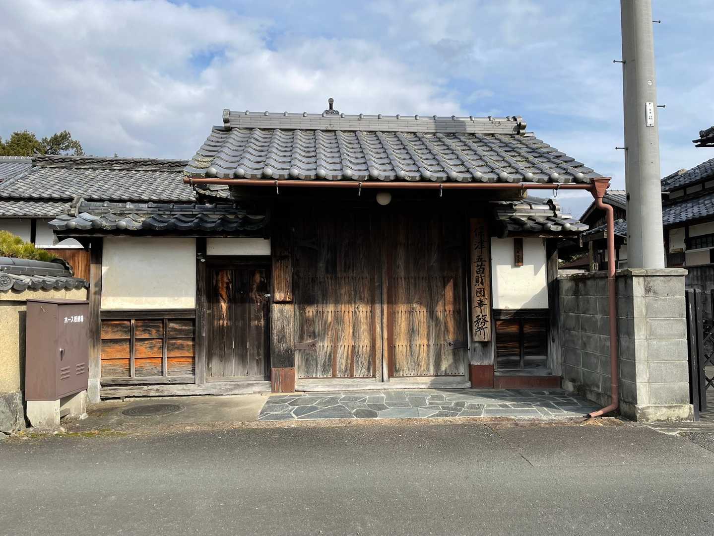 亀岡駅に行く途中に移築された亀山城の新御殿の玄関棟があります。
