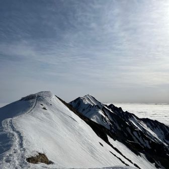 手前が弥山山頂標識の先にある三角点峰、奥が剣ヶ峰