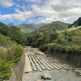 早朝、この川を渡った時には見えなかった山々が見えていた。
とうとう谷川岳にも登ったなと思った。
昨年、断念した時に強めたこの山系への畏怖も、今、こうして歩き切ってみれば全て取るに足らないものであり、結果的には思った以上に順調に戻ってこられた。