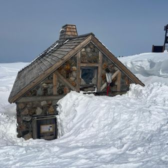 冬季は二階から入るのね