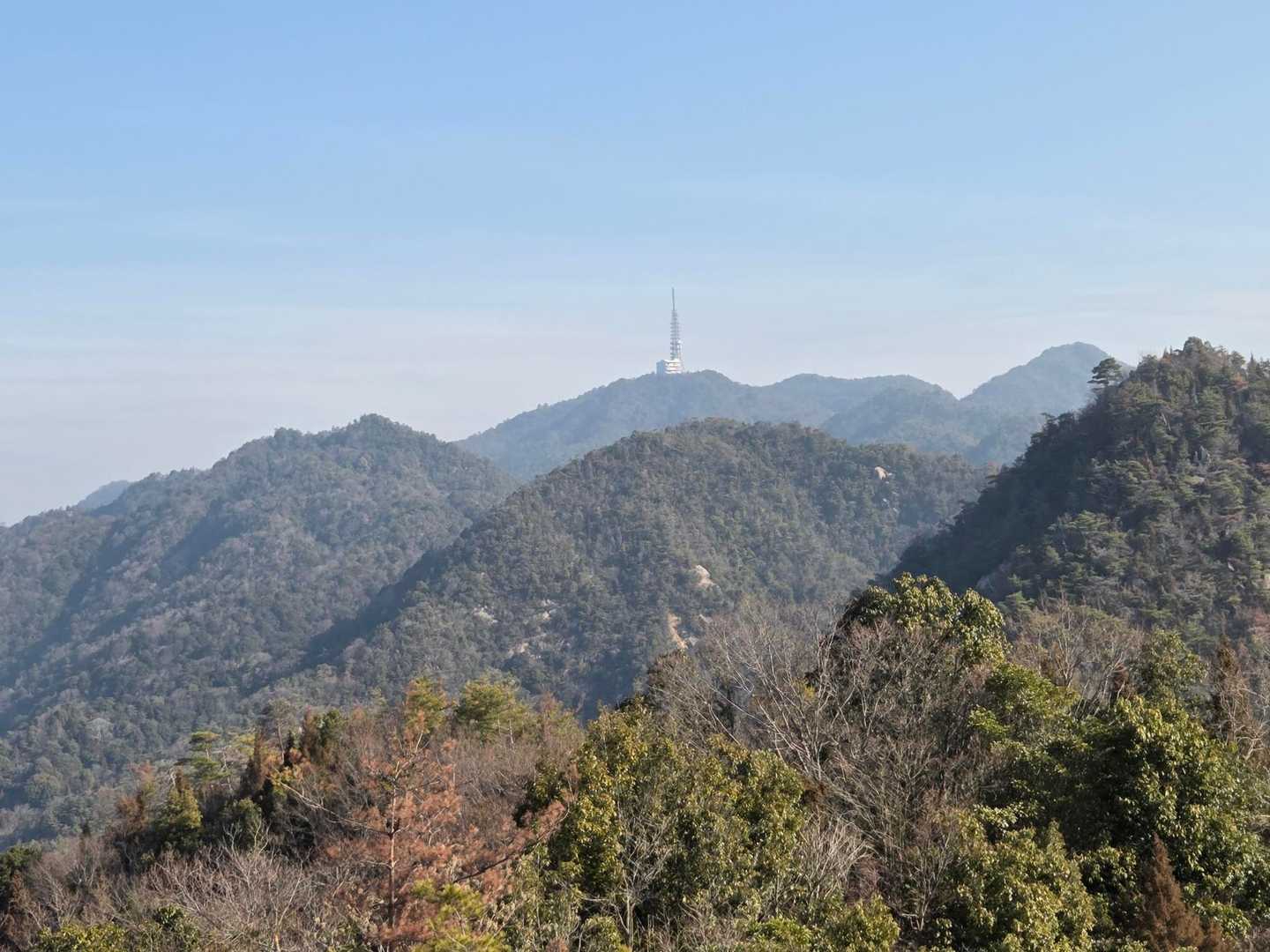 目指すはあの電波塔。絵下山にあります
