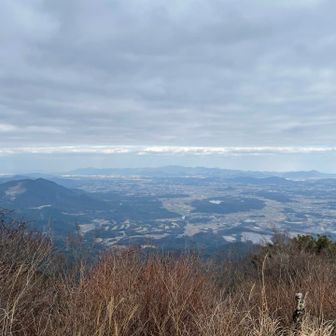 予想より視界は良好🫡
そーいや右膝痛再発の原因となった『チャリ担ぎ』からもう一年も経ったのか〜〜(もうせんけど🤣🤣🤣)
https://yamap.com/activities/36834759