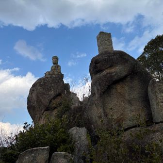ちょっと曇ると石仏の顔が見えにくくなった