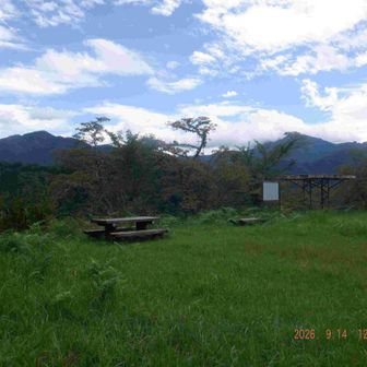 左の山塊は、左から今倉山･松山(赤岩)･二十六夜山、右(枝が掛かる)は御正体山@城山