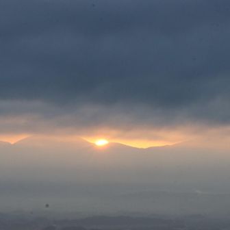 ダイヤモンド清水頭🌄✨

なんか雨乞岳辺りはガスってそうには見えない
むしろ手前の街の上に雲海が現れた感じかな🤔