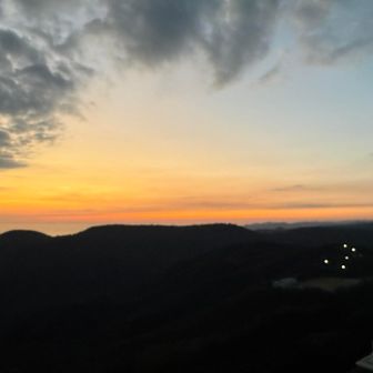 多くの方は、反対側の夜景を見ていました。
ほんの少しの人が、沈む夕日を堪能していました。