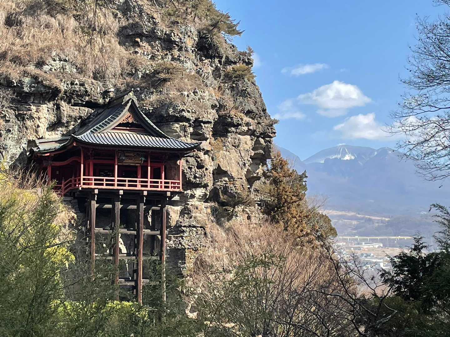 布引観音見えた！岩に張り付いてる。後ろに浅間山すご〜い👍