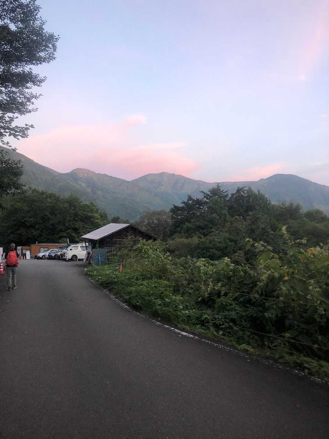 駐車場満車なので少し離れた場所に駐車
朝日岳が見えてきた
今日は良さそうな天気☀️