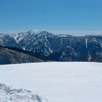 雪山締めくくりに来たけど
まだまだ
締めくくり出来ない。
欲張りだから
また
こんな雪山が待ってるんじゃない？
福井なめてたわ〜。
