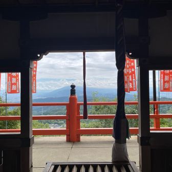 信貴山から
向かいは手前から、二上山・葛城山・金剛山