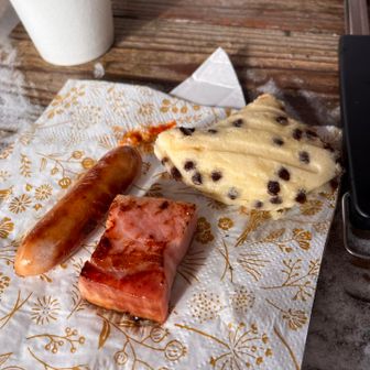 ソーセージ&ベーコン、デザートも登場😋️
新年会に盛り上がる。