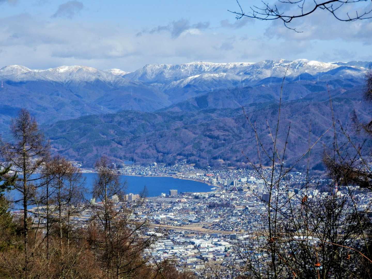 うし首の細尾根でやっと見晴らしの良い隙間が出てきました！
美ヶ原界隈？と諏訪湖と諏訪の街