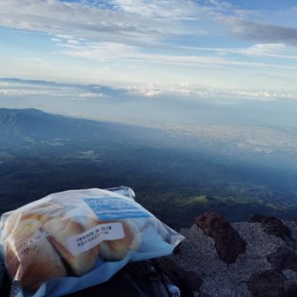 山荘前で２度目の朝食