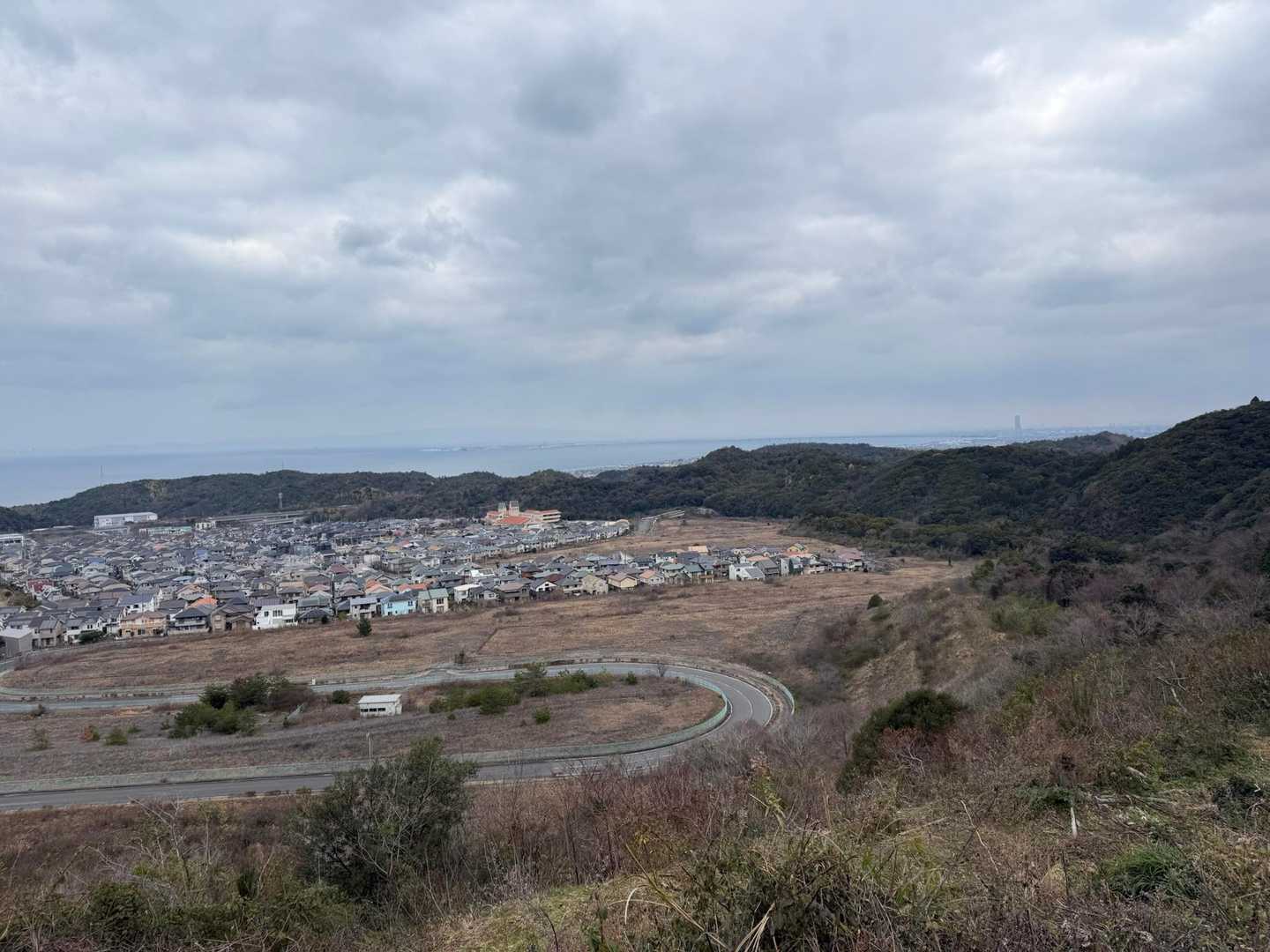しばらく歩くと展望が開けて阪南スカイタウンが一望できます
阪南スカイタウンは関空造成で土砂を取った後に出来た高級住宅地です🏠