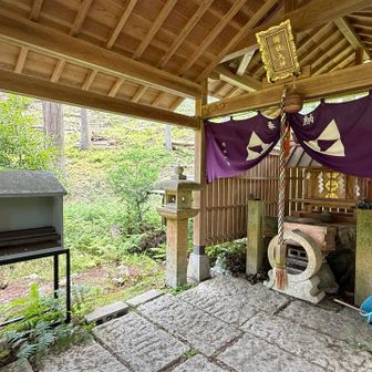 ひっそりと雨社神社、誰もいないと思ってたのにロウソクに火が灯ってたのにちょっとびっくり