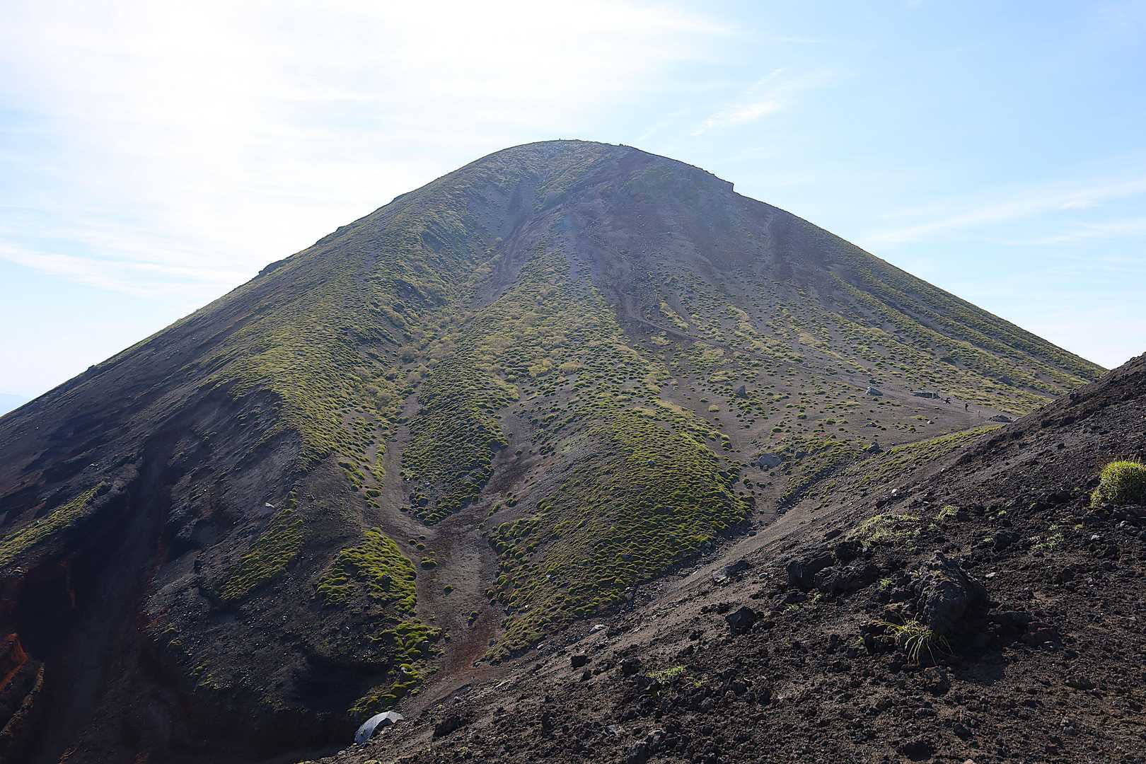 これから登る高千穂峰が迫ってきます。