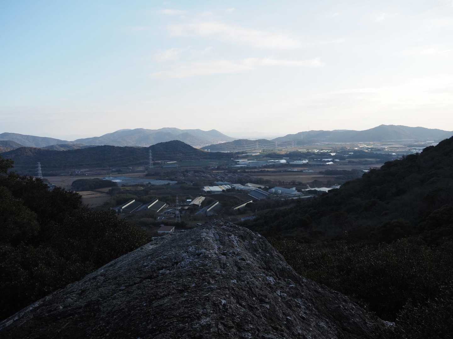 残念でした！

てか、無理やりよじ登らなくても
登山道からすぐ岩の上に登れました笑