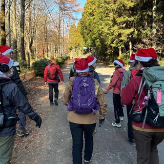 ぞろぞろサンタ11名と、トナカイ1名が歩くと、周りの人達の目を引くようです👀