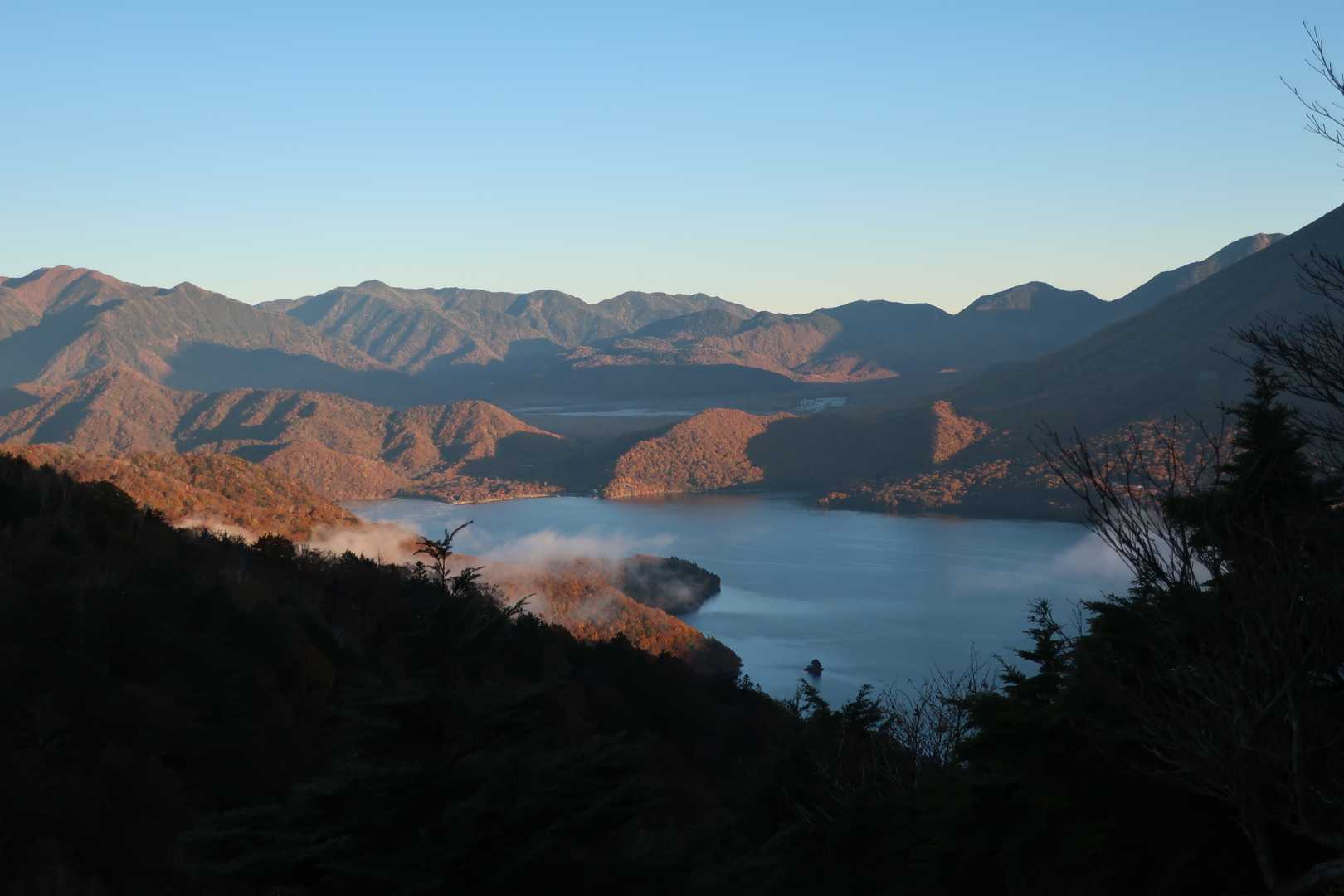 半月峠に出て
中禅寺湖と奥に戦場ヶ原と日光白根山