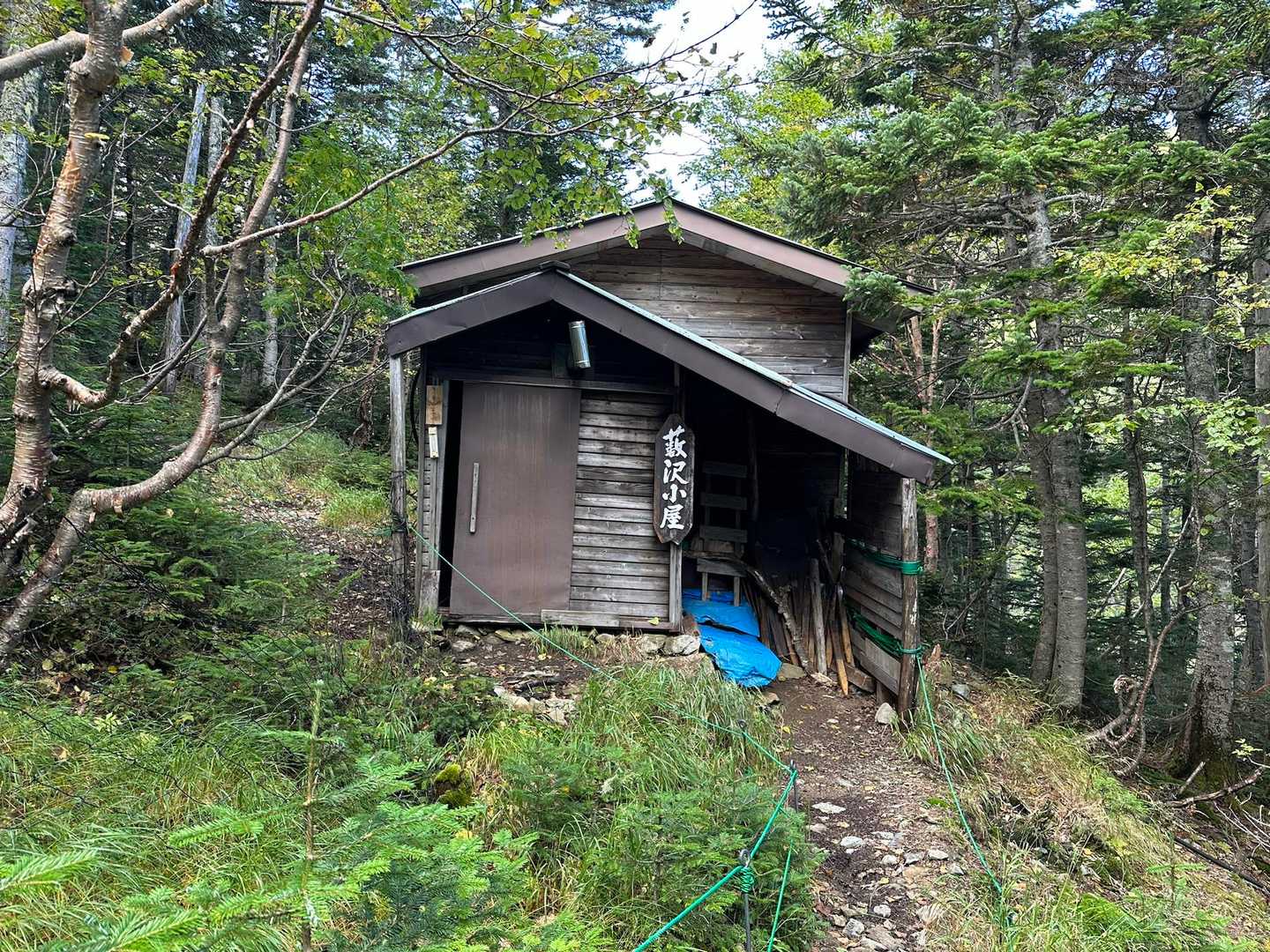 少し不気味な薮沢小屋👀