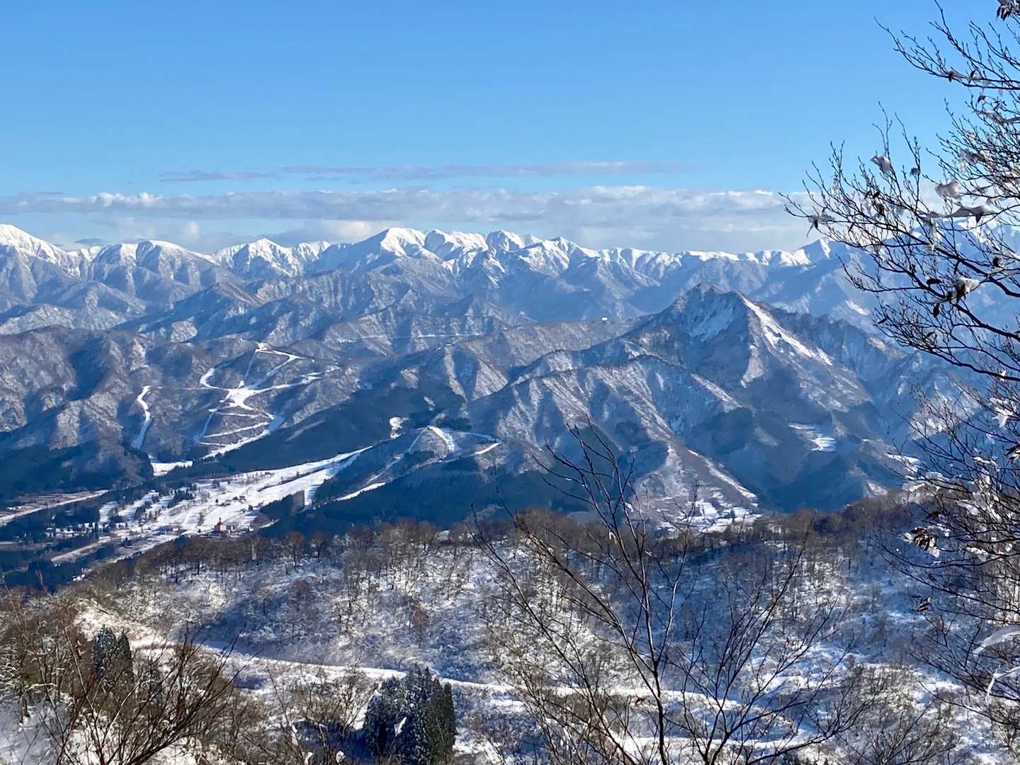 マッキーと手前は飯士山