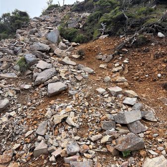 一里ヶ曽根前はガレ場の登り返しになる。ピストンは登り返し箇所が結構あるので、体力配分は計画的に