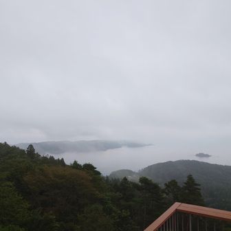 亀山山頂では小雨が降っており金華山は霧の先でした。結構先ですが晴れていれば見えるそうです。