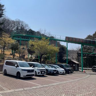 仙元山見晴らしの丘公園。
全長203mのローラー滑り台はかなりスピードが出て楽しいです。
大人1回200円、お尻に敷くマット代100円も別途かかりますが、払う価値はあると思いました。
荷物は乗り場で預かってもらえます。