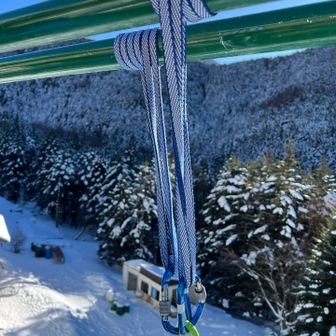 支点　今シーズンからロープは8ノットでハーネスに結ぶのではなく、カラビナを使用をすることになったそう。