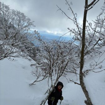 よくこんなところをラッセルしたなと思いながら降る