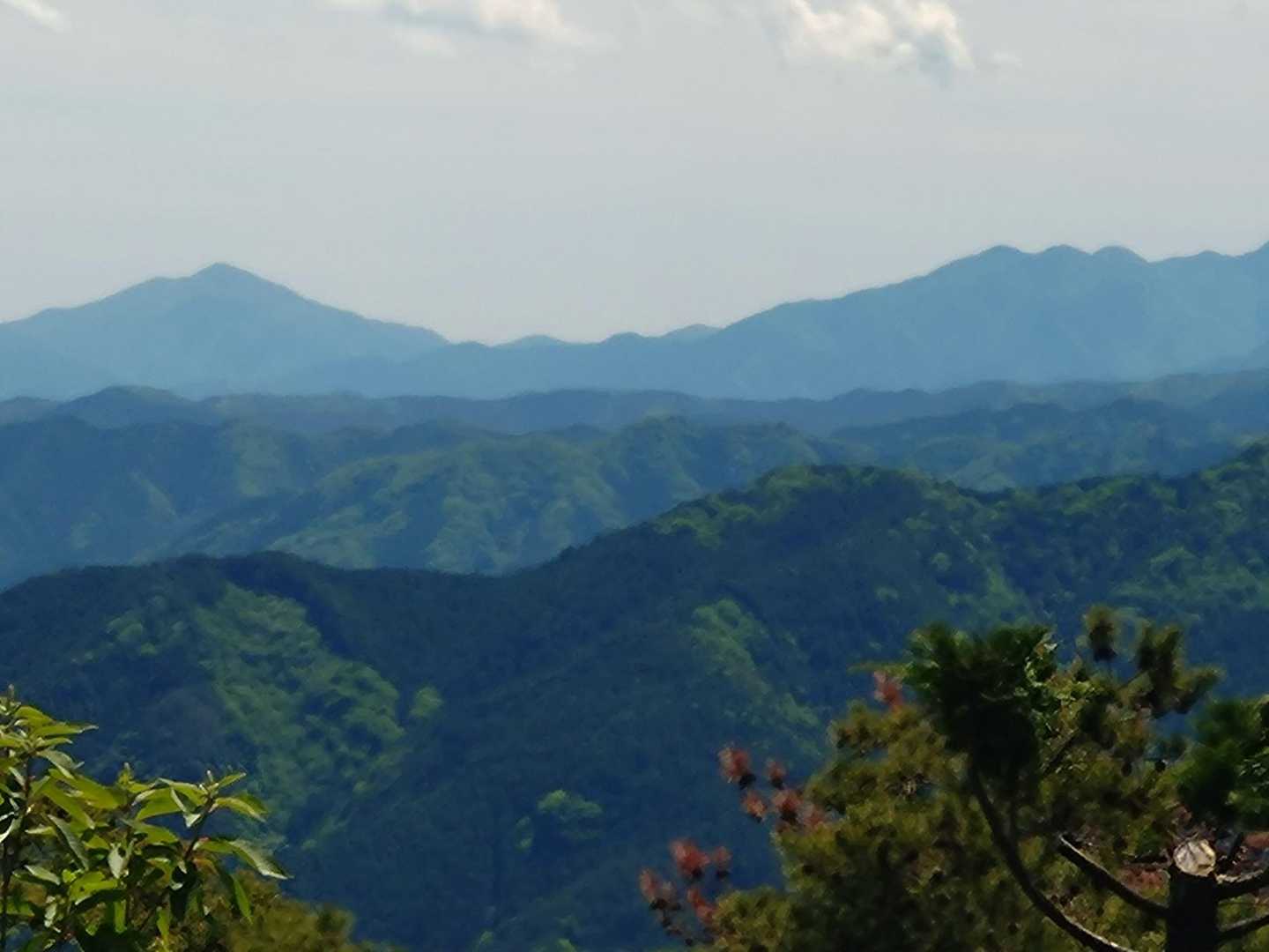 日の出山山頂からの丹沢山系
左側が大山