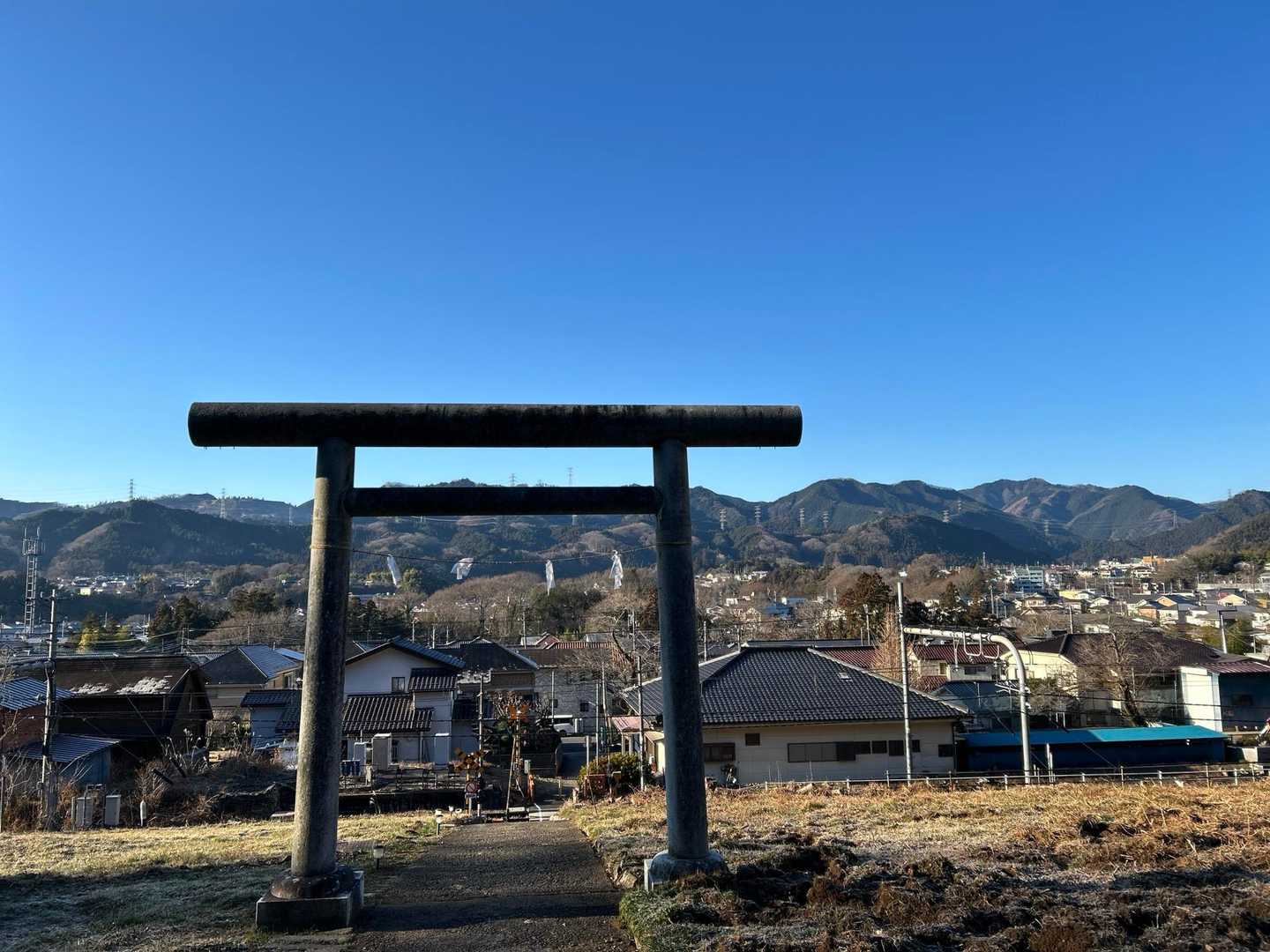 鳥居をくぐり振り返るとなかなかの景色
刈寄山、市道山などが見える