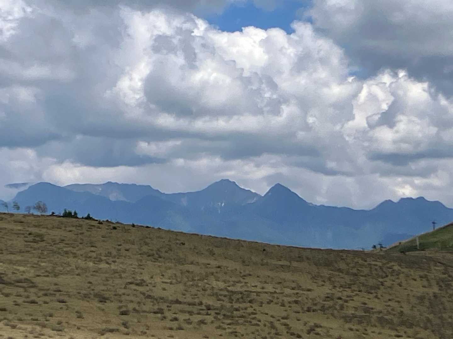 雲が切れて見えてきた赤岳
