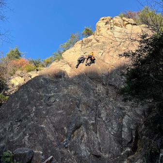 キャッスルウォール。岩登りの練習してる方々がいた。