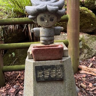 橋を渡り終えると可愛い😍石像が有りました