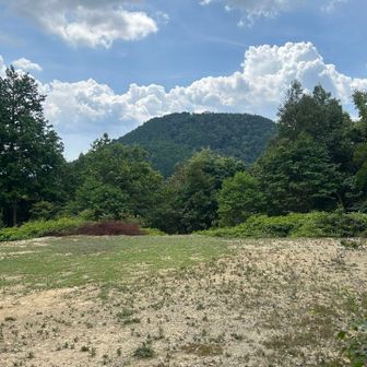 南峰から見える大日山。しんどそうなので行くのはやめておきます。