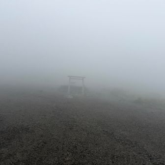 寒さに耐え、御鉢⛩️到着
17℃くらい🥶