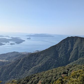 山頂直下の展望所から
右は矢筈岳だな。