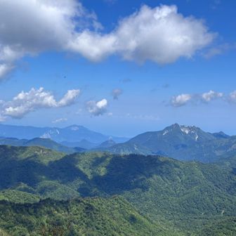 雨飾山の左側に堂津岳。バタヤンさん、ありがとうございます🙏