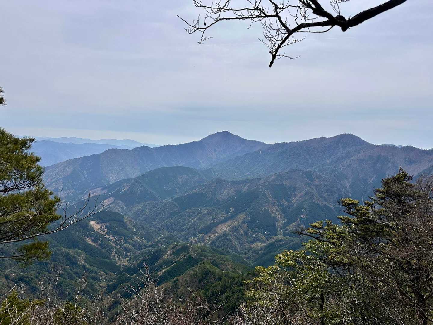 どれも未踏の七年山にトンガリ桑原山、その下には黒門山。以前も書きましたがフォロワーさんのレポがありがたい😌

右端の木山内岳テラスから見る
大崩山が本当に素晴らしいのよな✨