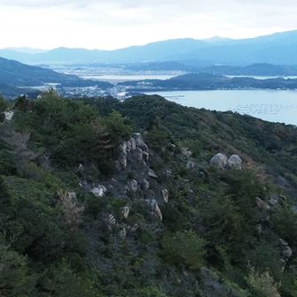 この山は岩が多く、ごつごつしています。