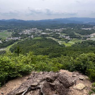 山頂広場から少し降った岩場からの眺め。とてもいい👍