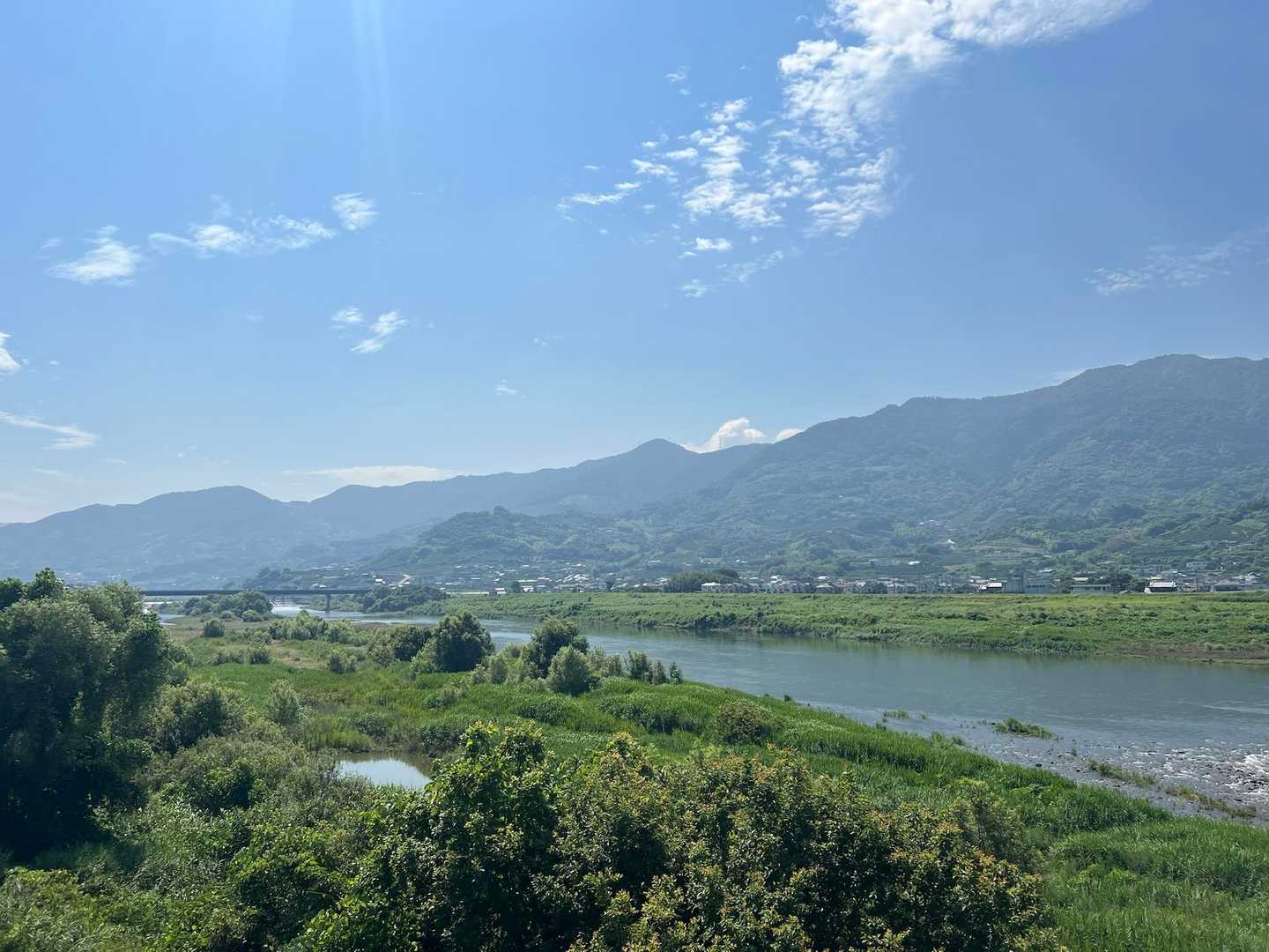 駅を出てしばらく歩き、紀の川を渡ります。
写真に見える山々は高野山などかな。
