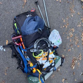 帰宅してから測ったら18kgあったw（水、酒、食品無くなって）
今冬の目標のためのプレ山行やから敢えて要らん装備も背負った
シャベルは寝床整地するのに使ったけど
雨蓋適当なんは見逃して、最後アイゼンからチェンスパに変えてもうどうでも良くなったから適当なんよ