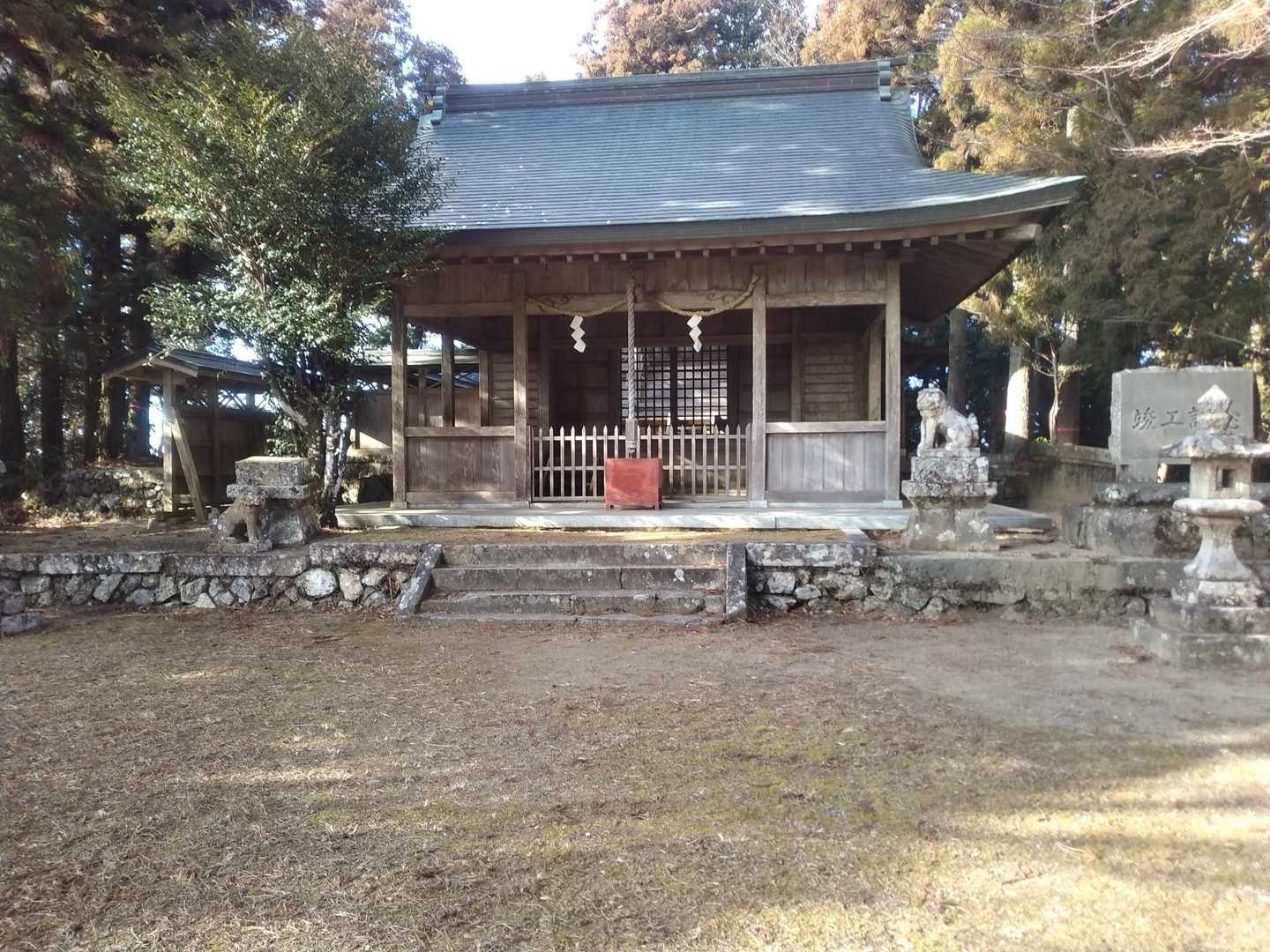 山頂は丹生神社。