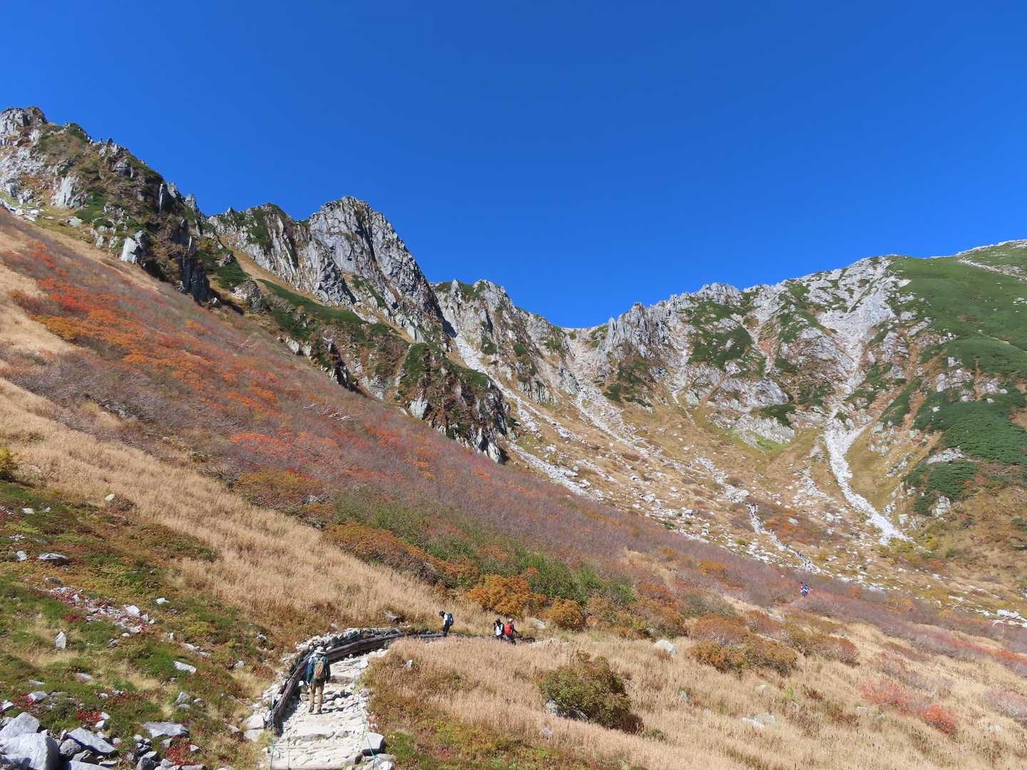 ロープウェイ下車して、登山届を記入し提出し外へ
わ～～～～～☆彡
素敵な青空☆。☆彡
紅葉満開