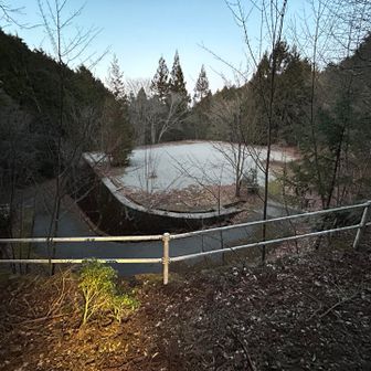 11月に開催されていた可部連山トレイルのエイドに下ってきました。中倉峠です。（スタートから約56km地点、累積標高約3800m）
ここから砂利道を下るのです。
足を捻らないよう注意⚠️
大会では21時頃の時間帯。真っ暗でこの光景は見れないかと思います。