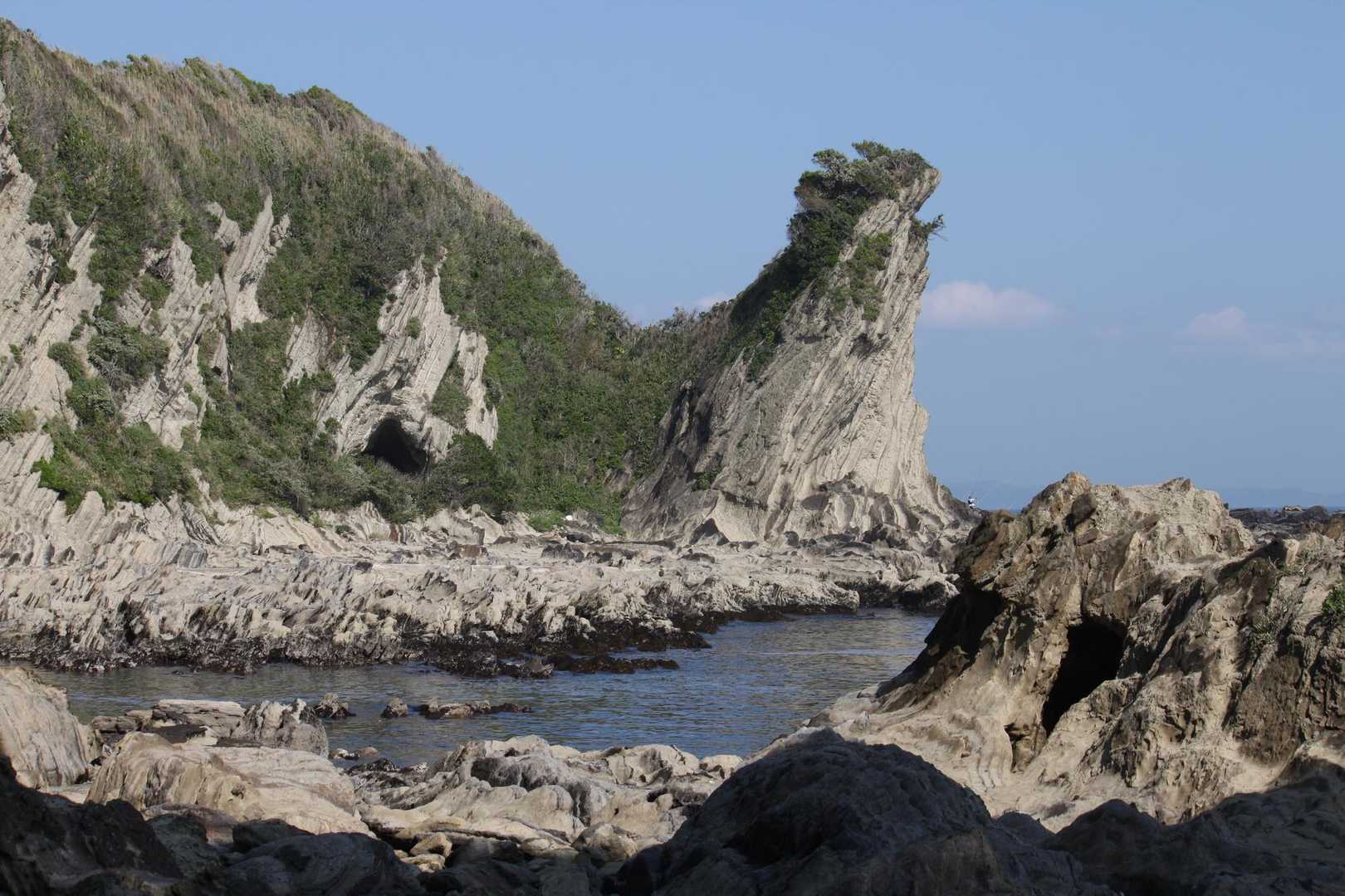 【フラット登山】三浦半島の磯はアドベンチャー　秘密の湾に洞窟、断崖の写真