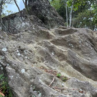 もう一段、大岩を登ります

すると山頂下のメインルートと
合流します